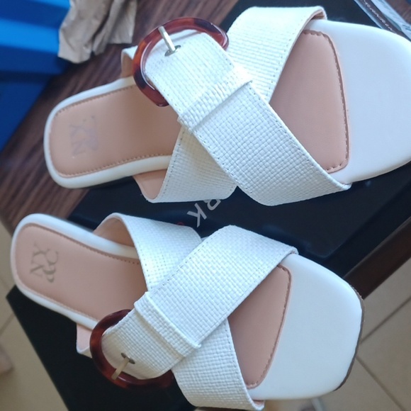 N Y & Company White criss cross buckle flat sandals, NIB, sz 7 - Picture 2 of 6